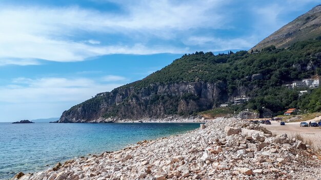 Costa do mar Adriático em Petrovac, Montenegro