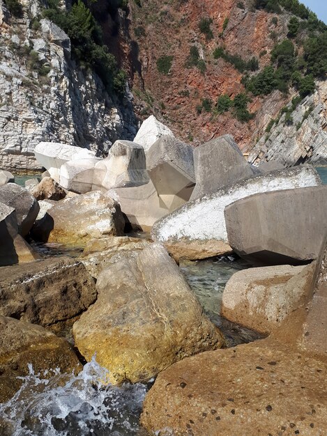 Costa do mar Adriático em Petrovac, Montenegro