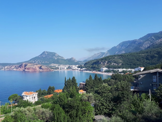 Costa do mar Adriático em Sutomore no Montenegro