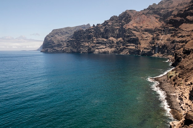 Foto grátis costa rochosa com mar azul-turquesa