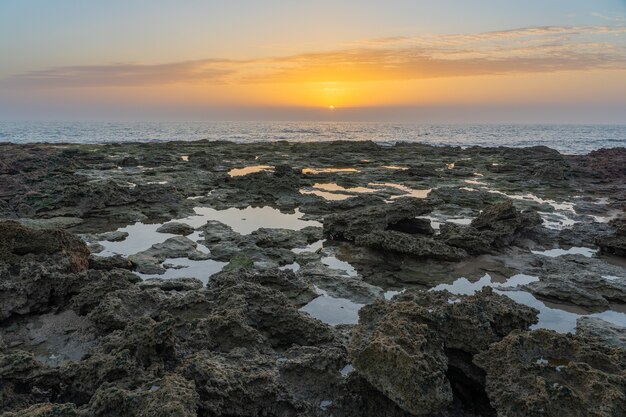 Costa rochosa durante o pôr do sol em Zahora, Espanha