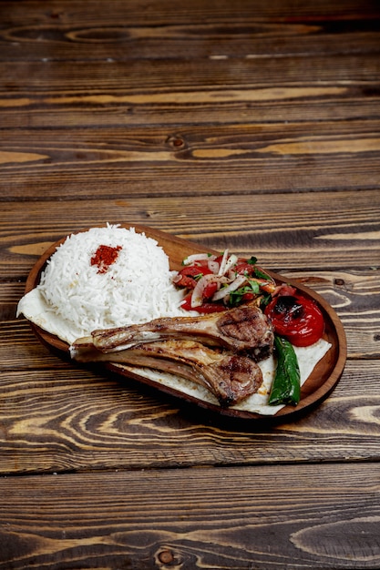 Costelas de carne frita com arroz e cebola picada