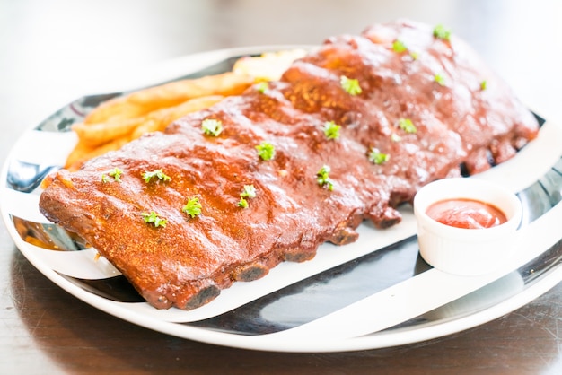 Foto grátis costelas deliciosas com molho de churrasco