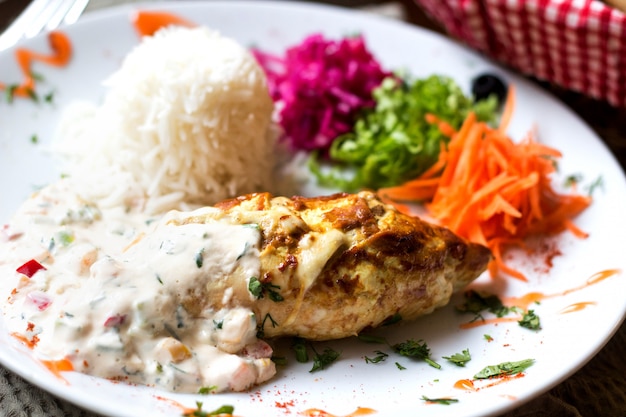 Foto grátis costeleta de frango em molho com arroz