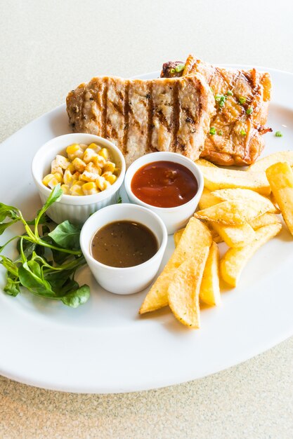 Costeleta de porco e bife de frango