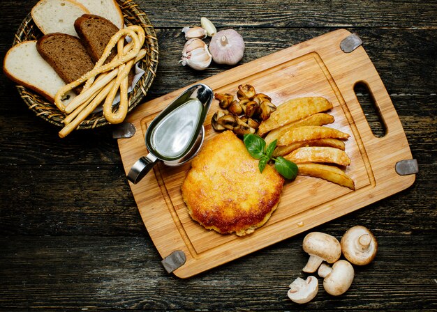 Costeleta frita com batatas e cogumelos