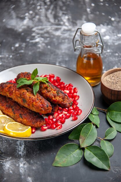 Costeletas de carne compridas com temperos de frente