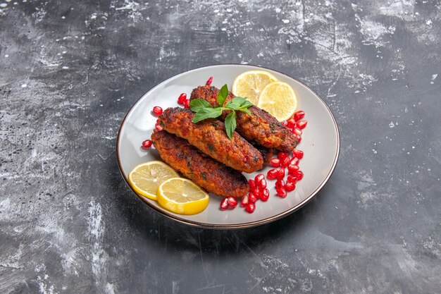 Costeletas de carne de frente formadas com rodelas de limão