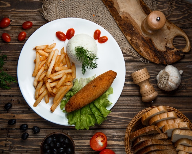 cotlete de Kiev com batatas fritas e vista superior do arroz