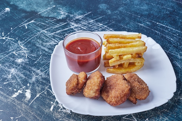 Cotlets com batatas fritas e molho.