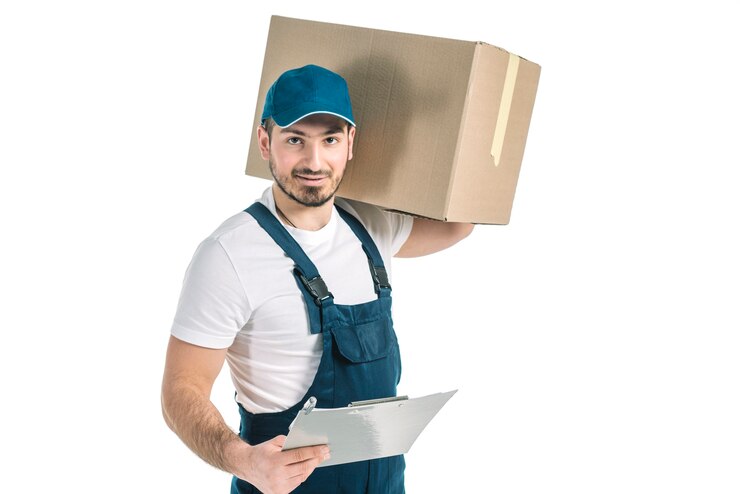 Foto grátis courier com prancheta e caixa