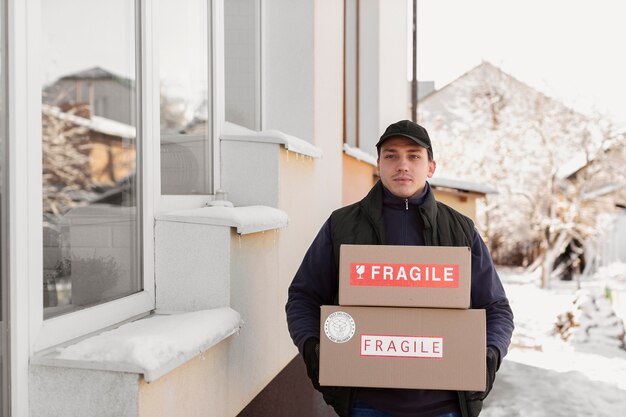 Courier fazendo trabalhos de logística
