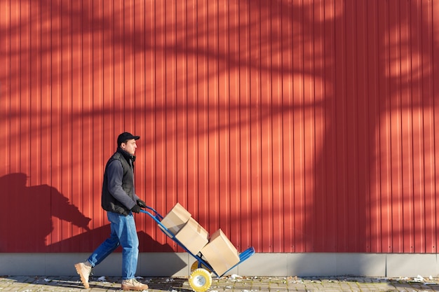 Courier fazendo trabalhos de logística