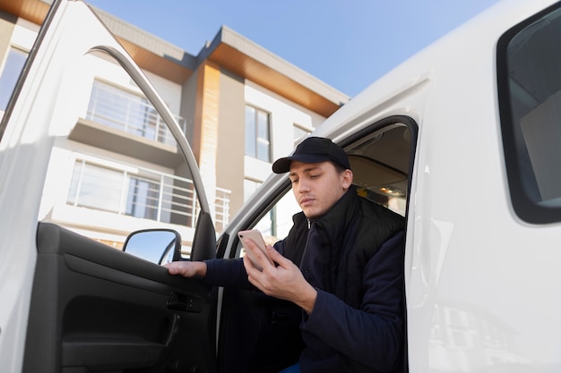 Courier fazendo trabalhos de logística