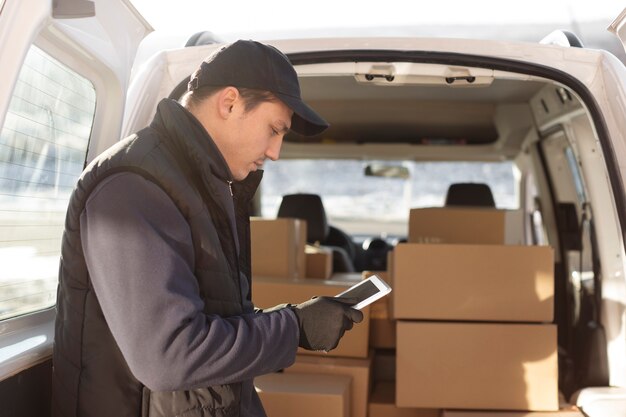 Courier fazendo trabalhos de logística