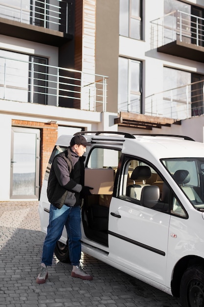 Foto grátis courier fazendo trabalhos de logística