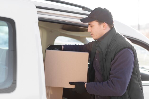 Courier fazendo trabalhos de logística
