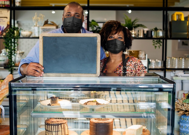 Foto grátis covid 19, casal reabrindo novo anúncio normal de quadro-negro