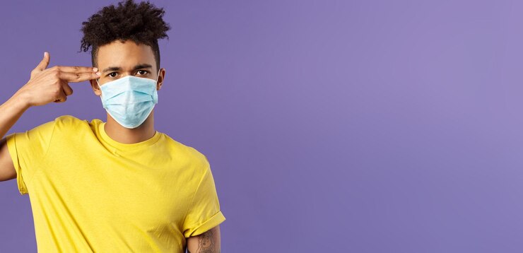 Foto grátis covid healthtcare e conceito de medicina retrato aproximado de um hispânico sério em máscara médica mostrando