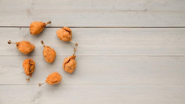 Foto grátis coxinhas de frango grelhadas prontas em volta