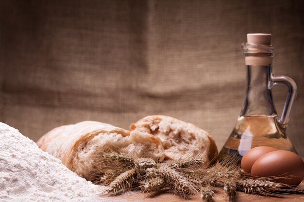 Cozer os ingredientes na mesa de madeira