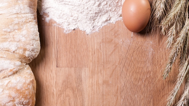 Cozer os ingredientes na mesa de madeira