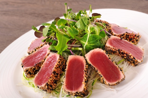 cozinha de fusão com salada verde