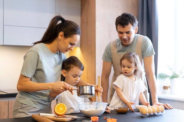 Cozinha familiar feliz de tiro médio