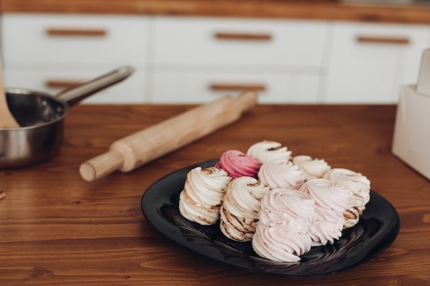 Cozinha grande e bem iluminada com armários brancos e muita comida doce, muitos marshmallows