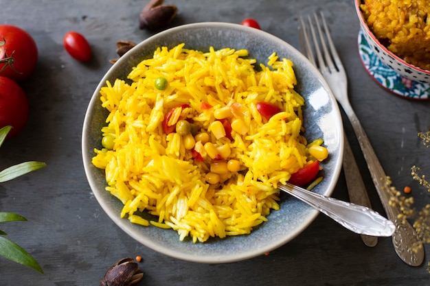 Cozinha indiana de milho de arroz e ervilhas verdes