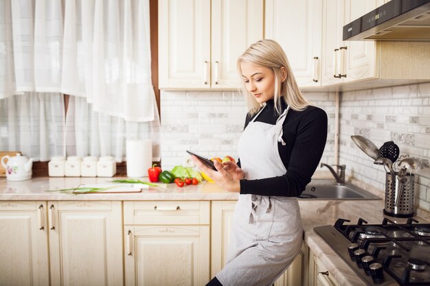 Cozinha jovem pessoa linda comida