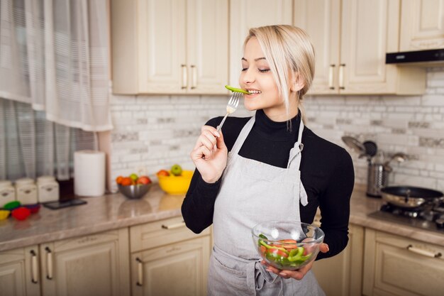 Cozinha pessoa linda mulher casa