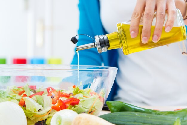 Cozinha pimenta óleo mulher um