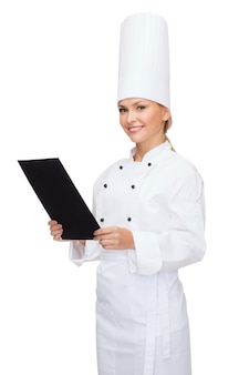 Cozinha, propaganda e conceito de comida - chef feminina sorridente com papel preto em branco