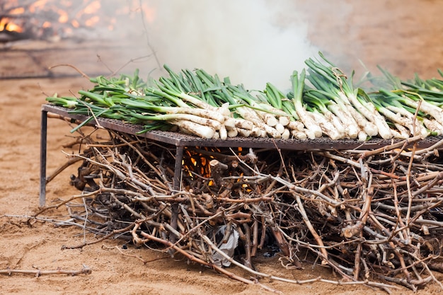 Cozinhando calsot em fogo aberto