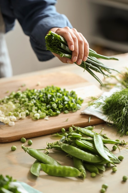 Cozinhando. Chef está cortando verduras na cozinha