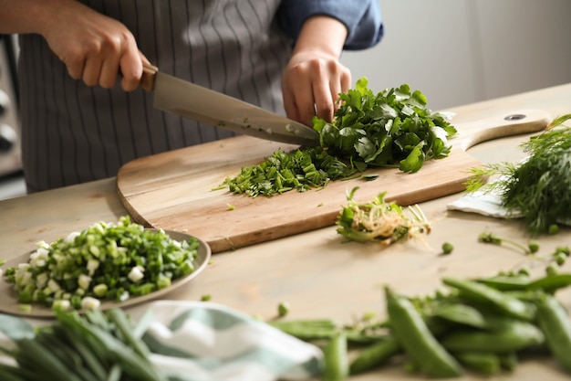 Cozinhando. Chef está cortando verduras na cozinha