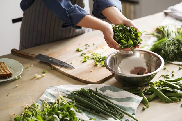 Cozinhando. Chef está cortando verduras na cozinha