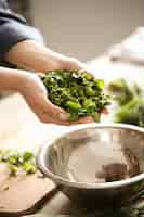 Foto grátis cozinhando. chef está cortando verduras na cozinha