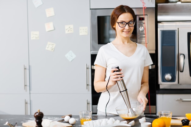 Foto grátis cozinhando o café da manhã