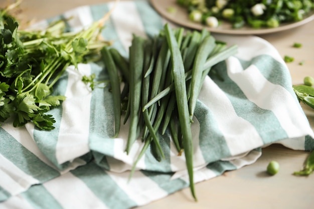 Cozinhando. Verduras frescas na mesa