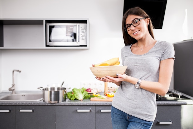 Cozinhar casa cozinha jovem mulher