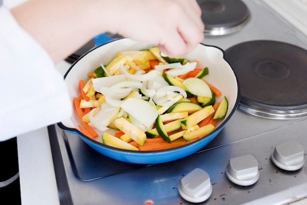 Foto grátis cozinhar legumes na frigideira