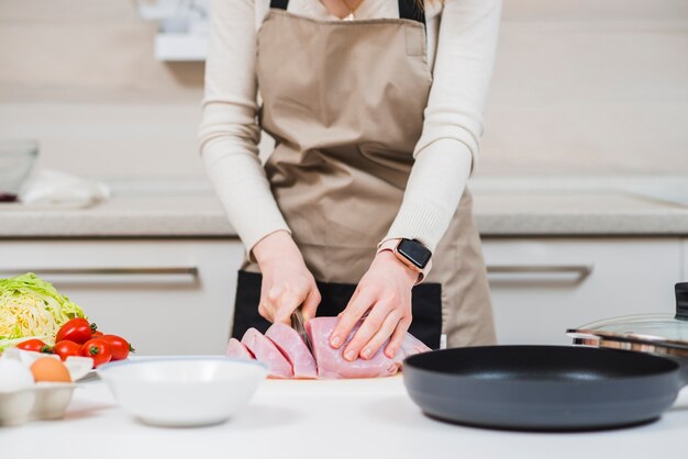 Cozinhe o corte de filé de carne crua na cozinha