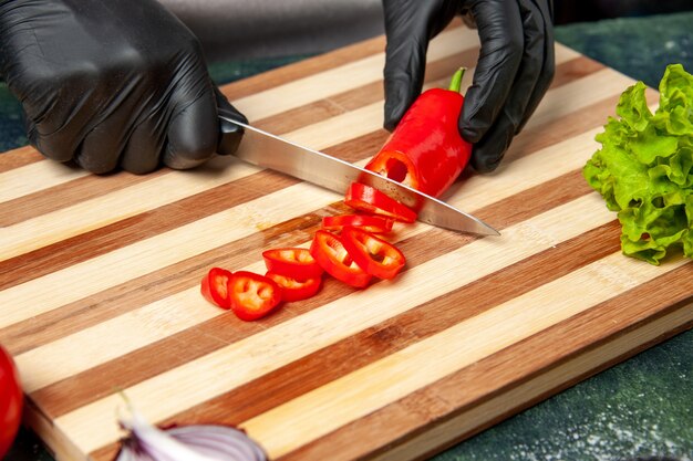 Cozinheira de frente cortando pimenta vermelha em cinza comida cor salada cozinha cozinha refeição especiarias