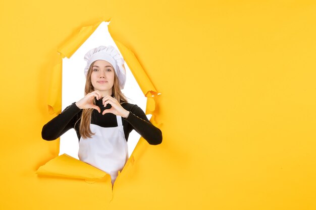 Cozinheira de frente para enviar amor em comida amarela sol emoção cor cozinha trabalho de papel fotográfico