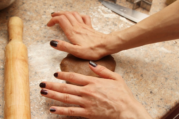 Cozinheira preparando a massa para fazer biscoitos em uma cozinha