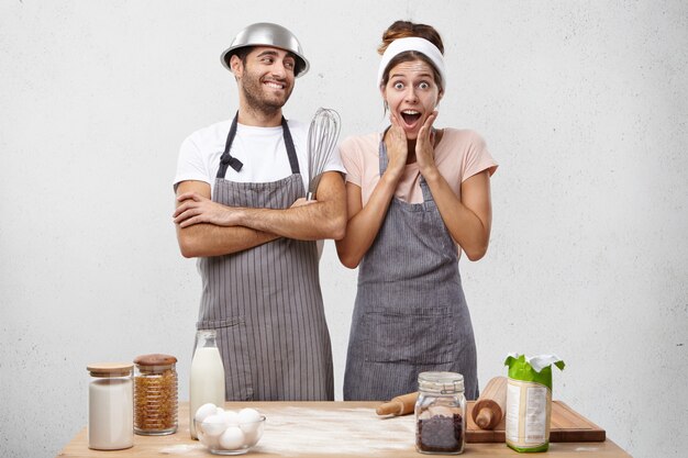 Cozinheira surpresa com expressão chocada encara a câmera ao perceber que tem prazo