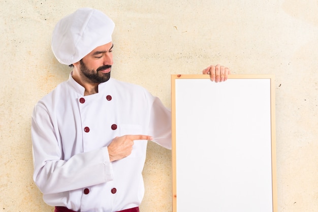 Cozinheiro chefe com cartaz vazio