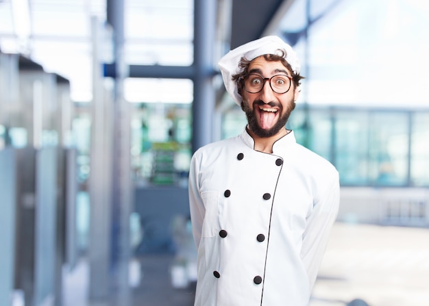 Foto grátis cozinheiro chefe louco expressão feliz